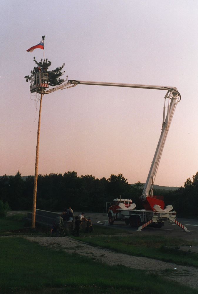 postavljanje mlaja za prvi maj 1993