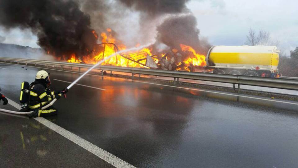 Goreča cisterna na avtocesti pred cestninsko postajo Dane, 2018