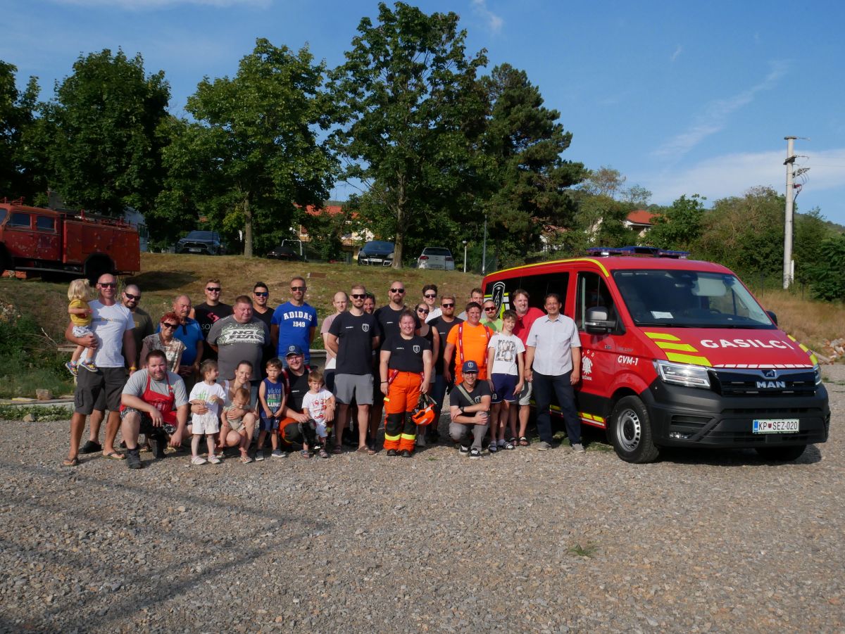 Skupinska fotografija ob prevzemu gasilskega vozila MAN GVM-1